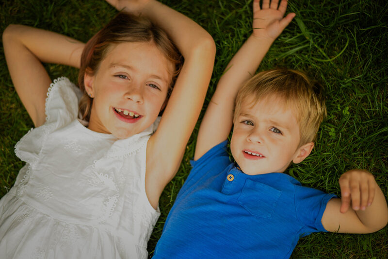 séance photo famille - enfants dans l'herbe