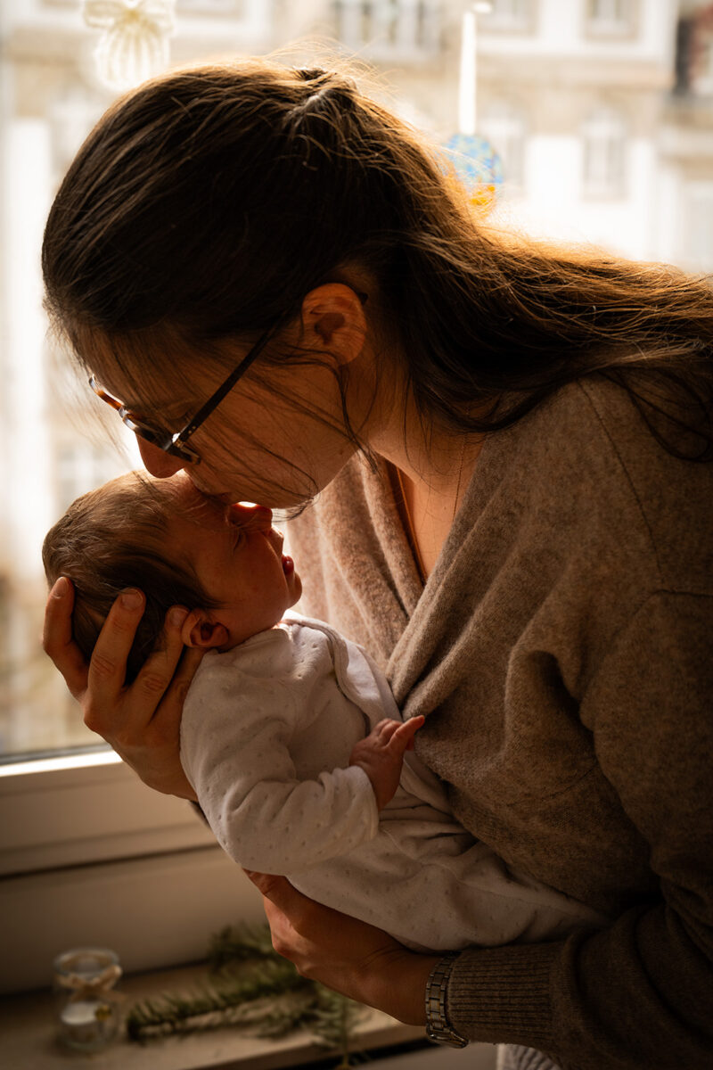Séance photo naissance bébé avec maman