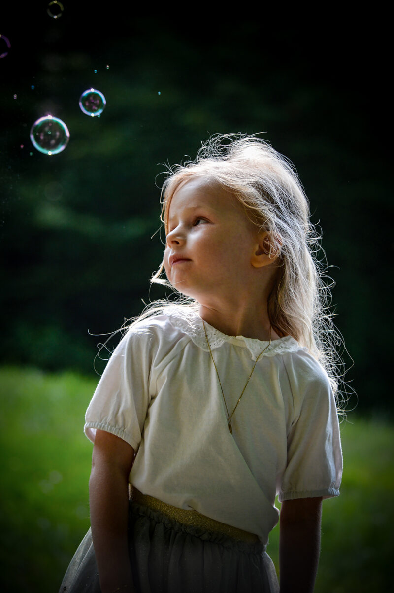Séance photo portrait fille dans les près
