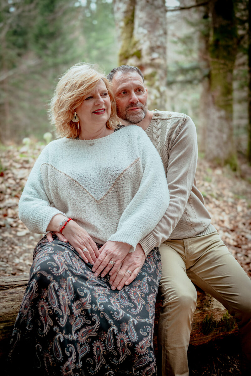 Couple en pleine forêt Laura Évasion Photographie photographe alsace