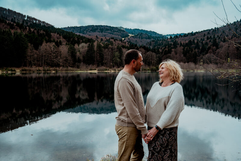 Séance photo couple avec vue sur Lac de la Lauch - Laura Évasion Photographie