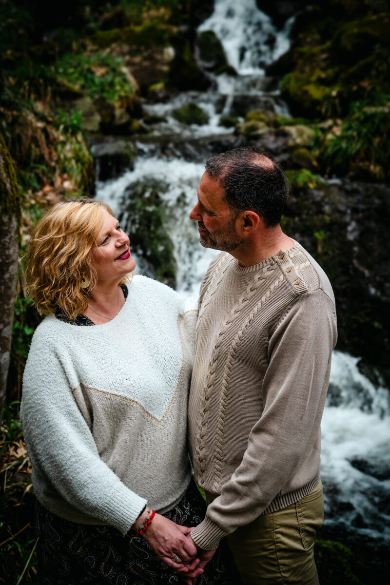 Portrait Couple cascade Laura Évasion Photographie photographe alsace