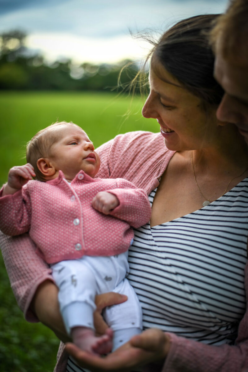 Séance photo naissance nature parents bébé dans la prairie famille photographe Sélestat Alsace