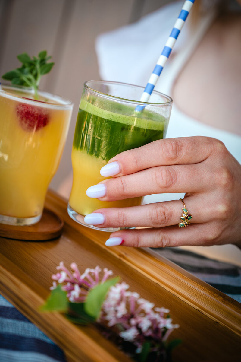 Shooting professionnel entreprise dégustation mocktails au thé fleurs et fruits photographe Sélestat