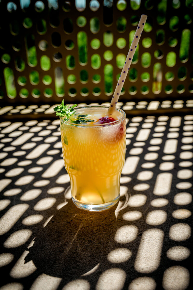 Mocktail au thé dégustation sur terrasse shooting professionnel photographe Sélestat