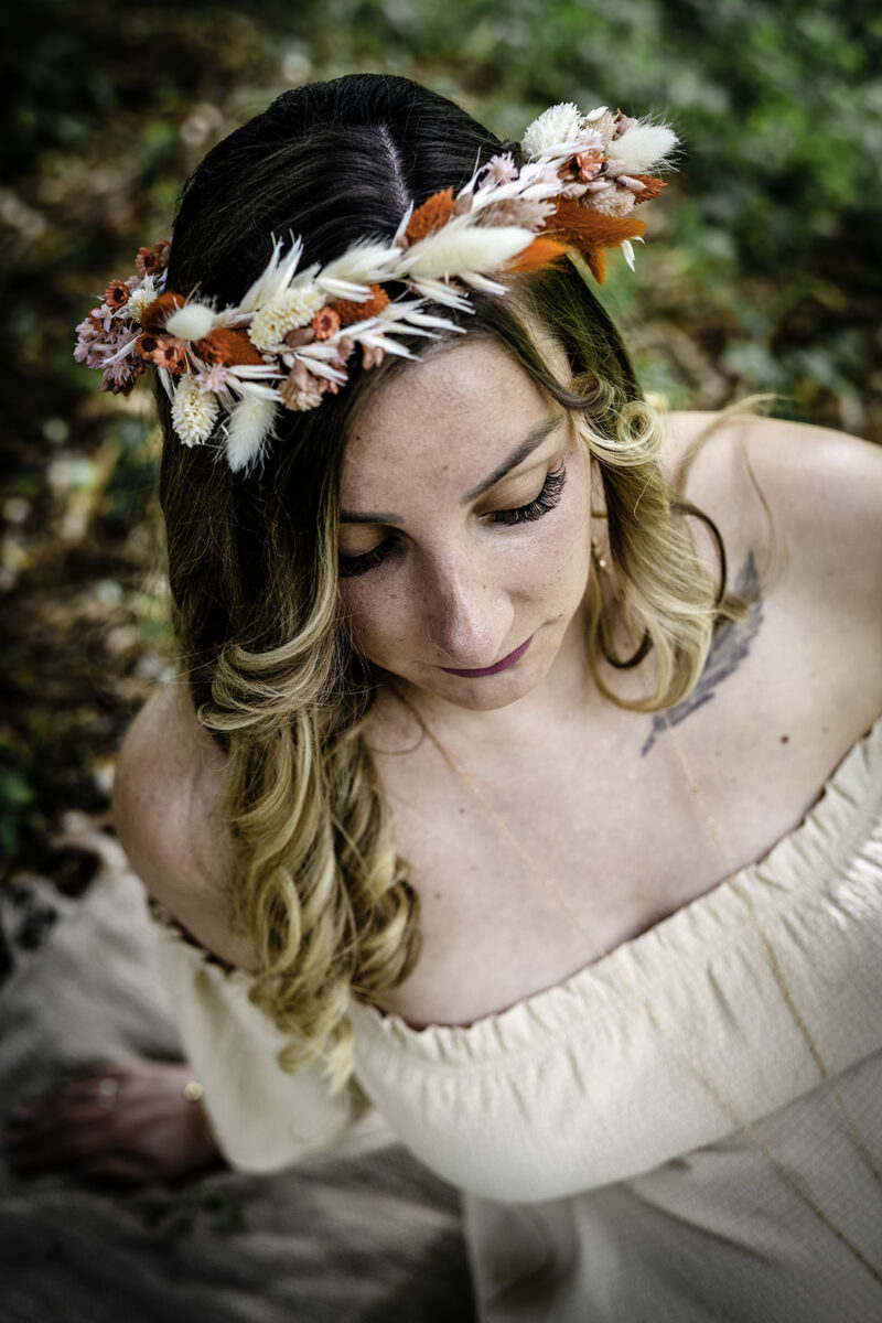 Séance photo grossesse Sélestat portrait femme avec couronne de fleurs