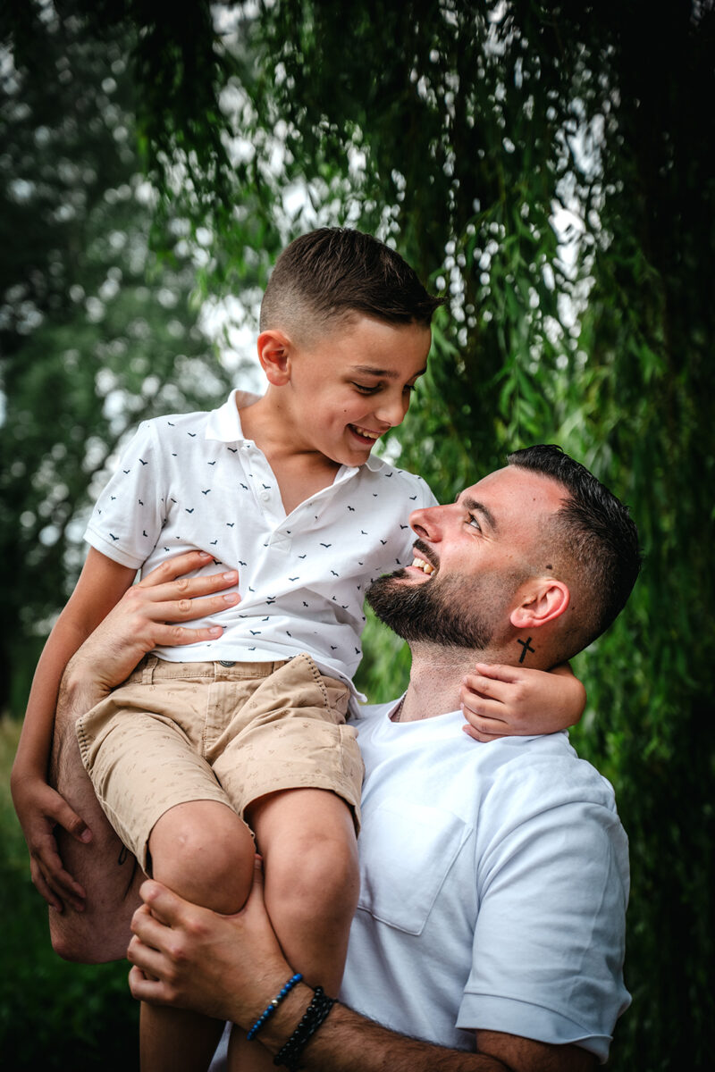 shooting photo pere et fils en pleine nature