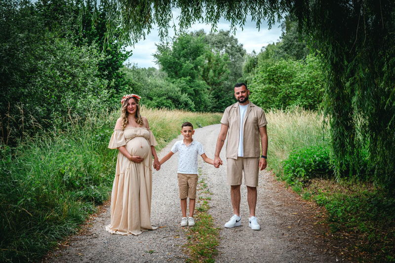 Famille dans une prairie séance photo maternité en centre Alsace