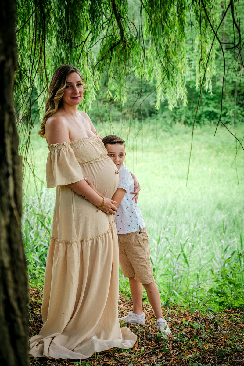 séance maternité mère et son fils en pleine nature.