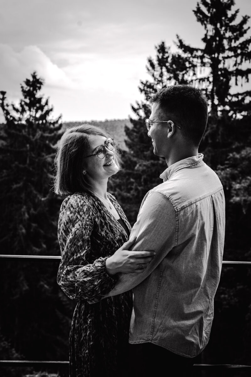 Couple au chateau du Birkenfels séance photo en montagne