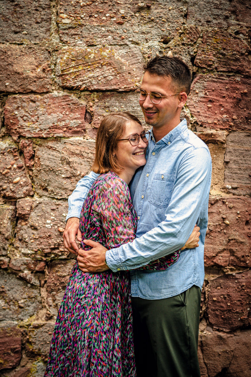 Séance photo couple devant mur du château du Birkenfels