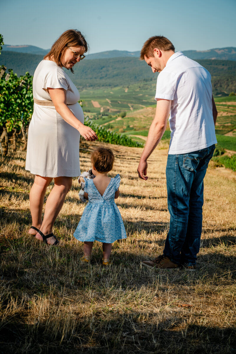 Une famille qui se promène dans les vignes un matin.