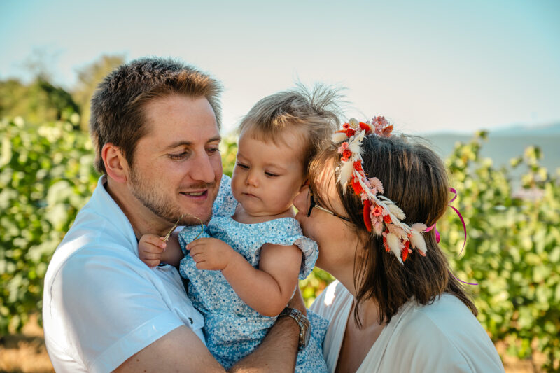 Portrait de famille dans les vignes un matin en Alsace
