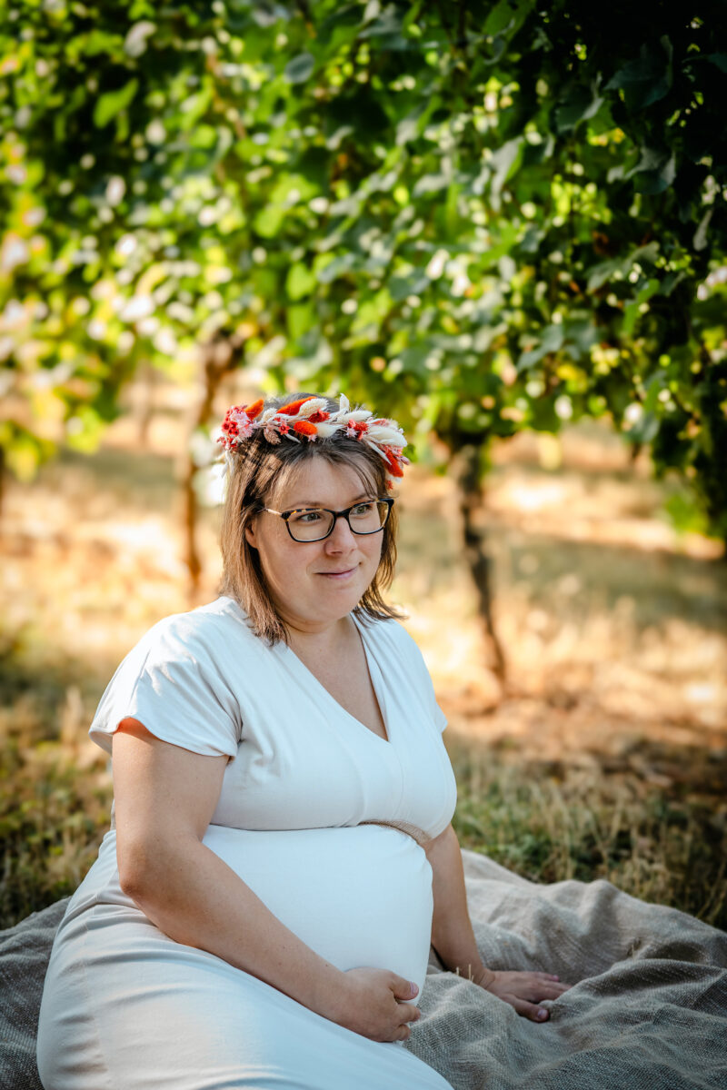 Shooting grossesse femme enceinte dans les vignes en Alsace