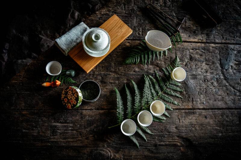 Vue sur une table présentant une dégustation de thé lors d'uneséance photo professionnelle réalisée à Barr