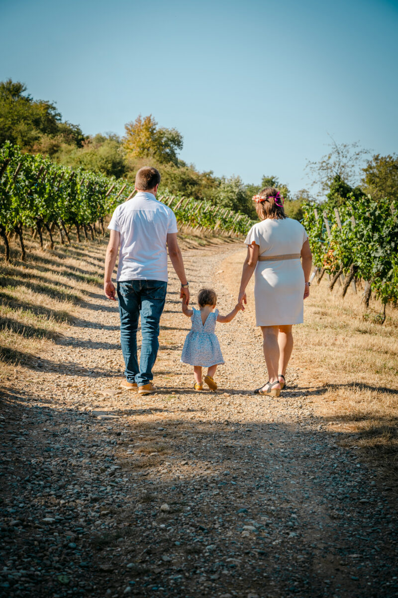 Séance photo famille à trois dans les vignes