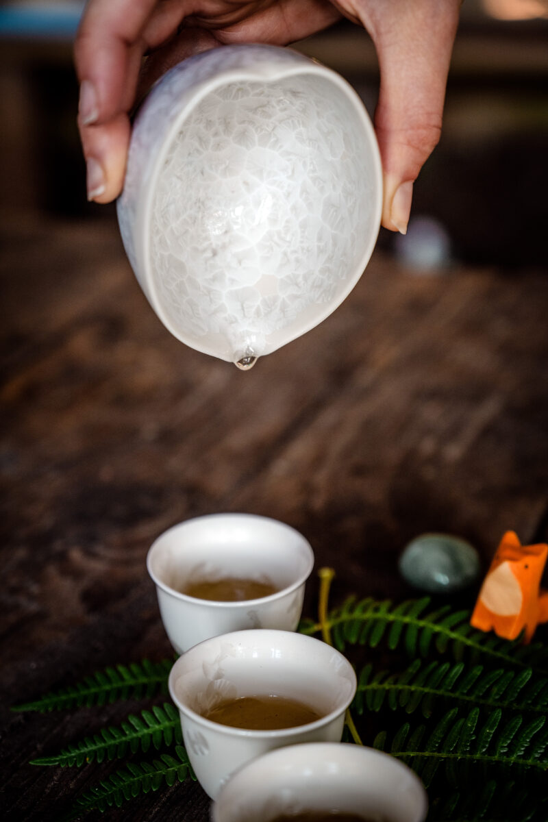Thé servie dans tasses asiatiques et accompagné du compagnon de thé