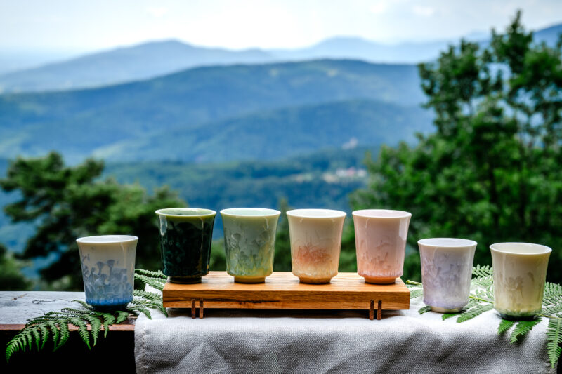 Tasses de thé colorées avec vue sur la montagne Alsace